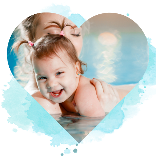 Mutter Kind kuscheln im Babyschwimmen